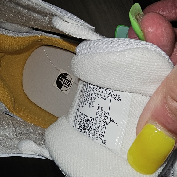 Jordan retro #7 YELLOW ,BLACK & WHITE SZ 7Y/7M - Picture 7 of 12